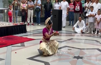 Gran actuacion de la Danza Odissi de Rukmini Alexander Paredes Zeppenfeldt en Caracas en un evento cultural. Ella es una artista venezolana que estudio bajo la beca ICCR en Shriram Bharatiya Kala Kendra en Nueva Delhi.